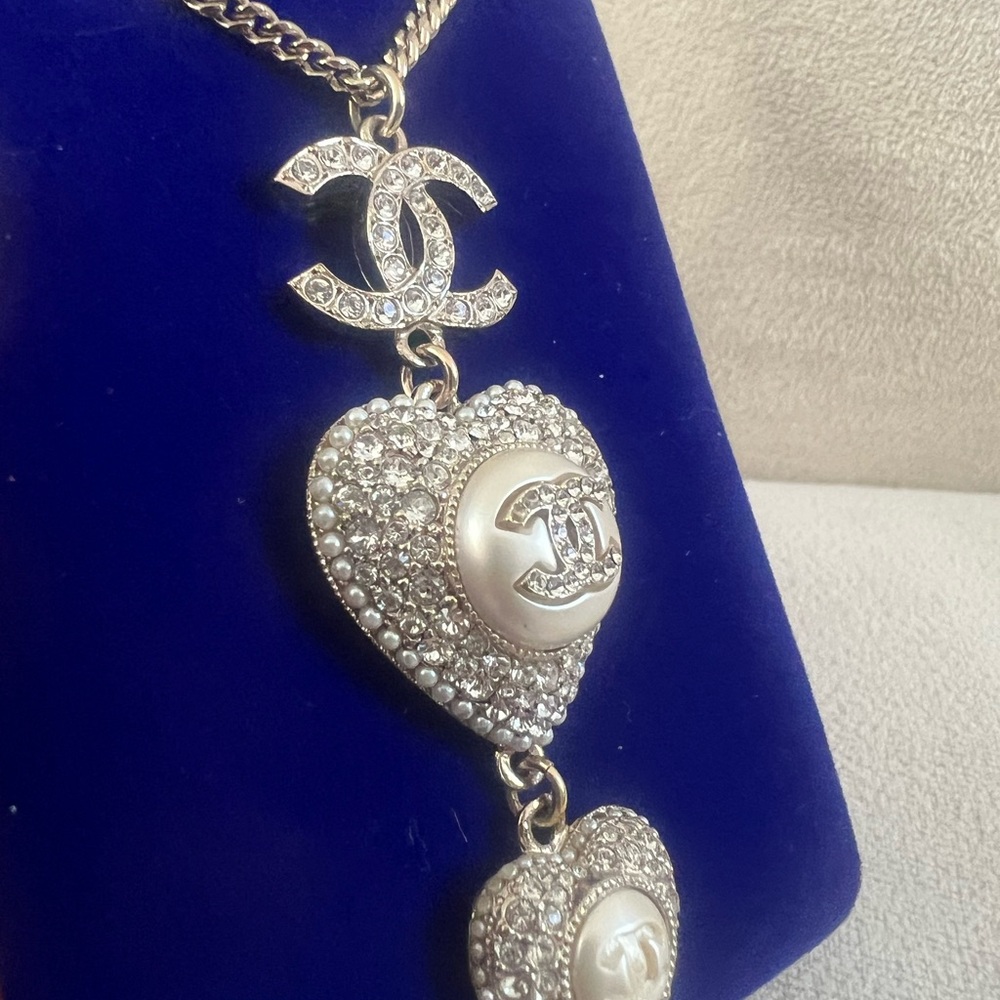 Chanel crystals, pearl heart Pendant gold tone hardware necklace - Picture 4 of 8